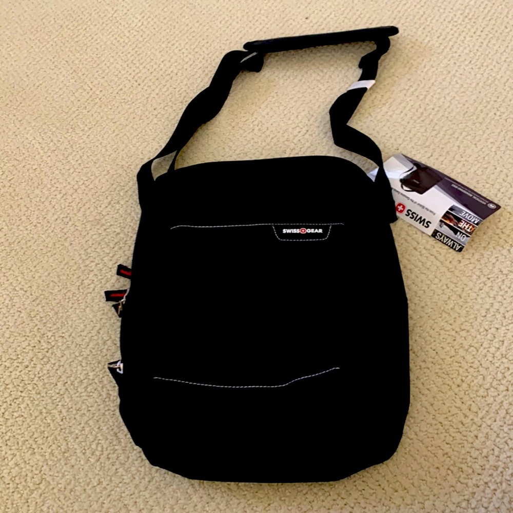 NWT Swiss Gear Travel Bag, Adjustable Strap , Wear Cross Body or on Shoulder.